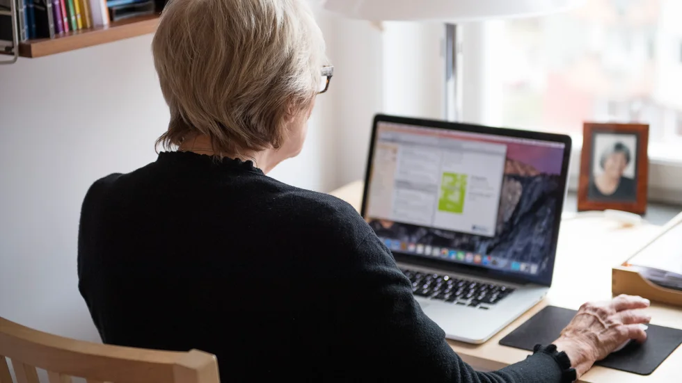"Människovärdet börjar alltmer mätas i förmågan att blixtsnabbt handskas med nya apparater", skriver Anneli Mäkinen.
