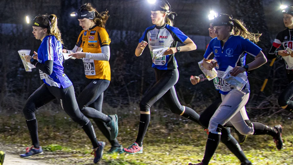 Alice Ek (mitten) på väg ut från starten av Elitstafetten. Det unga NOK-lagen gjorde riktigt bra i från sig.