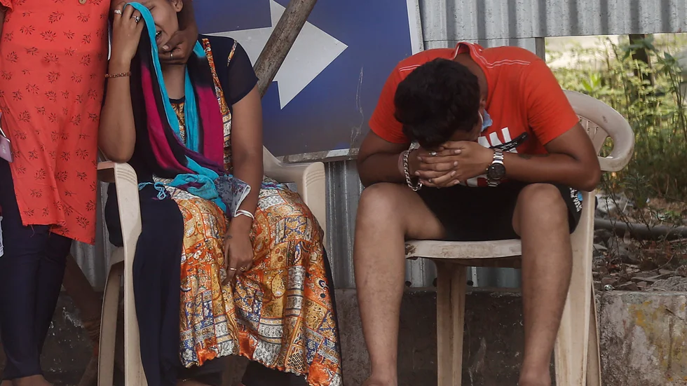 Anhöriga till covidpatienter utanför ett sjukhus i Mumbai (Bombay) i Indien i måndags.