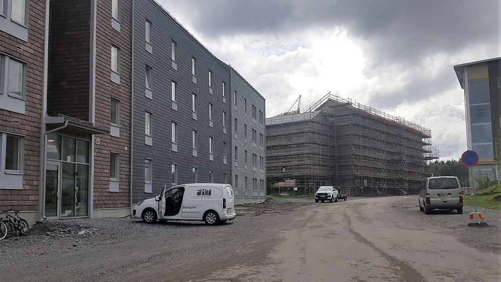 Vid inflyttning i kvarteret Tältet i Kronandalen har flera bilar lappats för felparkering, något som retat upp boende.