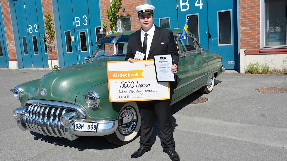 Årets fordonselev Anton Moosberg Persson med sin check på 5000 kronor som han fick av Motorhistorikerna i Norr.