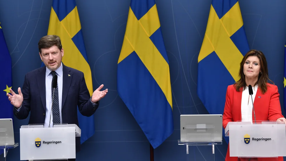 Martin Ådahl, arbetsmarknadspolitisk talesperson (C), och arbetsmarknadsminister Eva Nordmark (S) presenterar las-utredningarna.