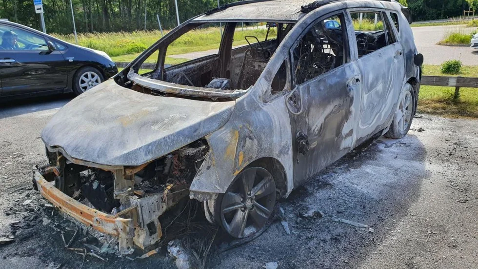 En bil blev totalförstörd vid en brand i Kärna centrum natten till onsdagen.