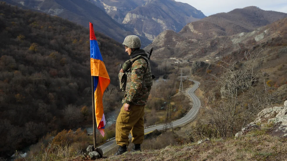En armenisk soldat patrullerar en utpost i utbrytarregionen Nagorno-Karabach, nära platsen där soldaterna tillfångatogs i fjol. Arkivbild.