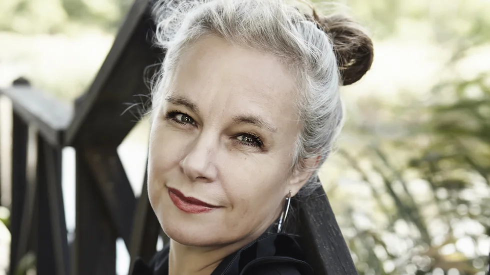 Sara Stridsberg slog igenom 2006 med romanen "Drömfakulteten" och har sedan dess etablerat sig som en av Sveriges främsta författare och dramatiker. Hon var 2016–2018 ledamot av Svenska Akademien. Senast gav hon 2018 ut romanen "Kärlekens Antarktis".