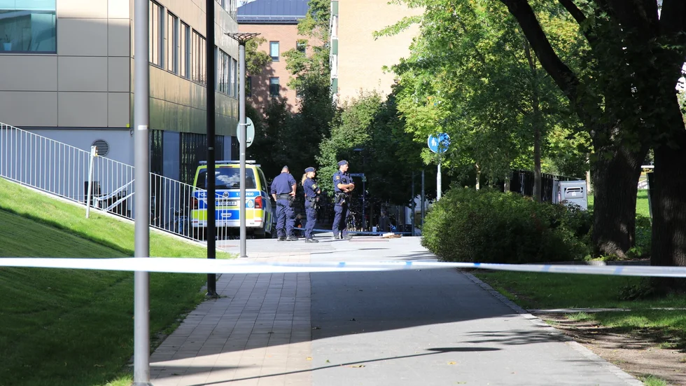 En man i 50-årsåldern sköts av polis i båda benen i centrala Uppsala i helgen, efter att han hotat en polis. Mannen är försatt på fri fot men huruvida han är kvar på sjukhus eller inte vill polisen inte svara på. 