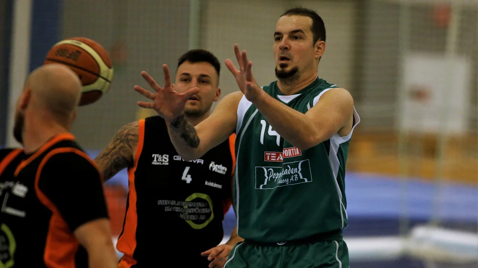 Ivica Bajo spelade basket i Bosnien för mer än tio år sedan. Den här säsongen har han gjort comeback, och börjat spela med Motala basket. 