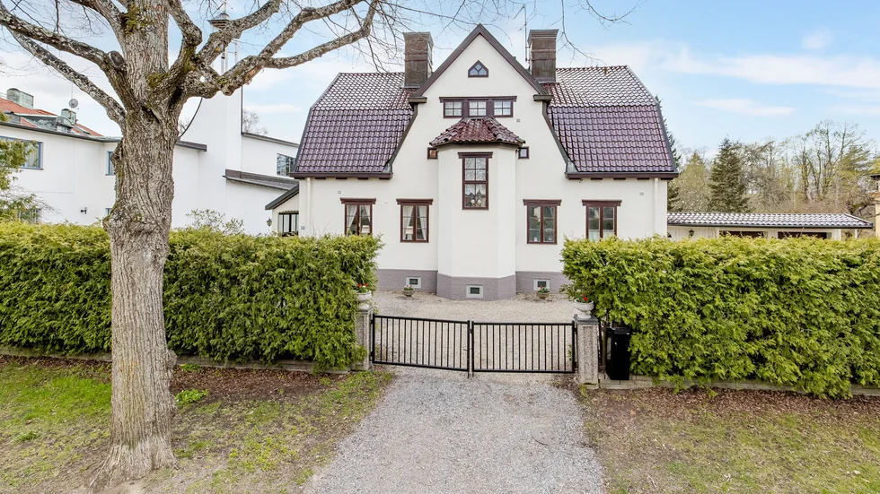 Huset, byggt 1920, har sju rum och kök med en total boarea om 275 kvadratmeter.