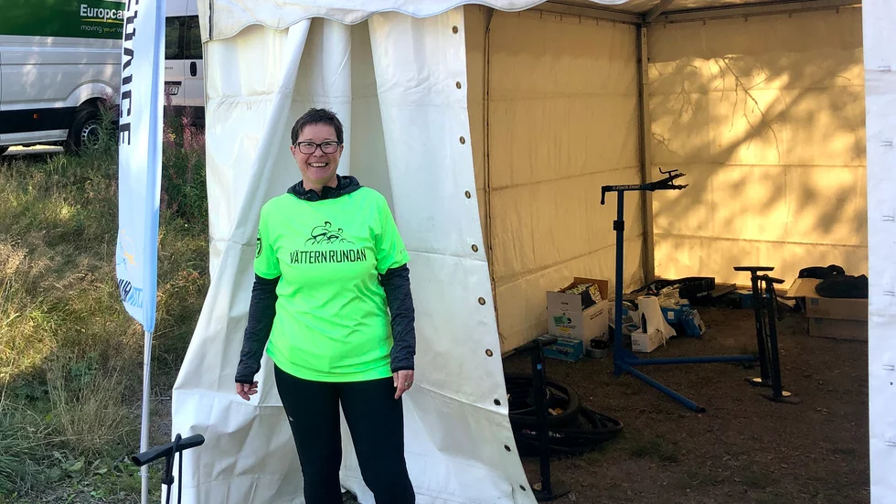 Sisko Nordqvist hjälper till med cykelservice i Boviken.
