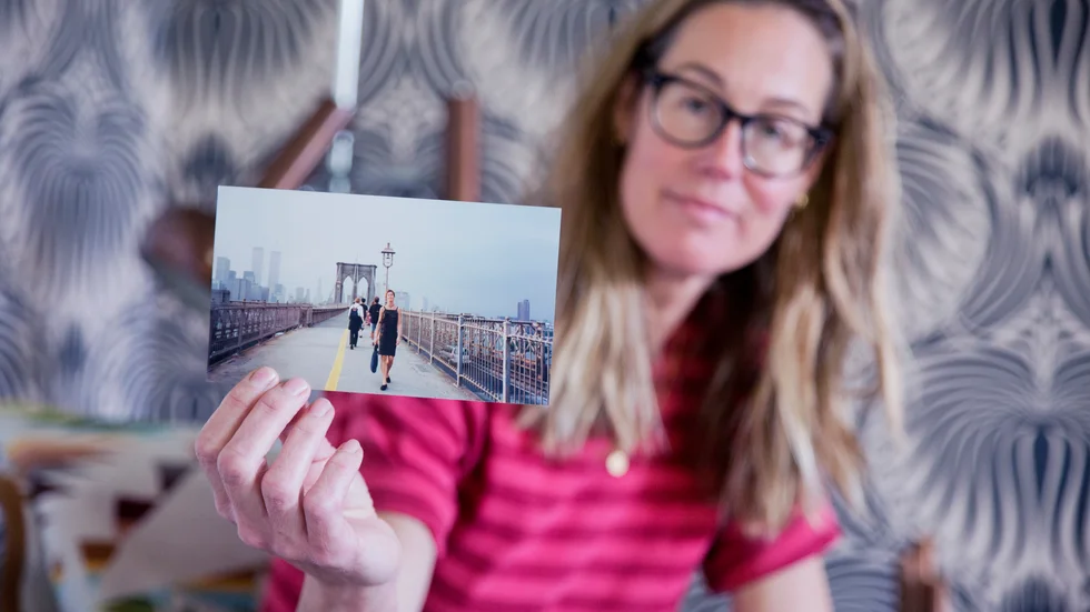 "Här har vi en bild där tornen är med, när de fortfarande fanns", säger Susanne Rehnström och visar ett fotografi på henne själv för 20 år sedan, när tvillingtornen fortfarande var en del av stadens skyline. Hon flyttade därifrån för något år sedan och bosatte sig på Gotland.