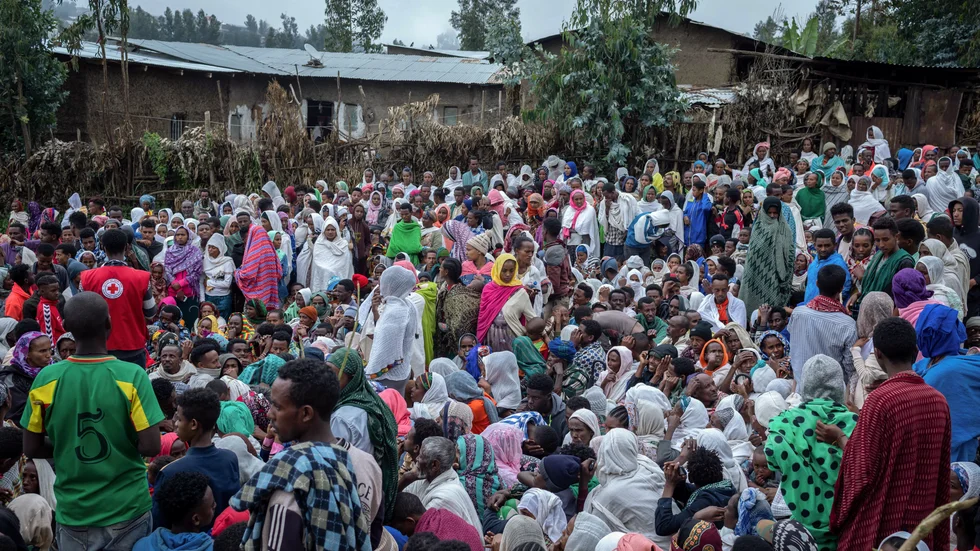 Våldet i norra Etiopien driver många på flykt. Här väntar folk på nödhjälp i Debark i Amhara i slutet av augusti.