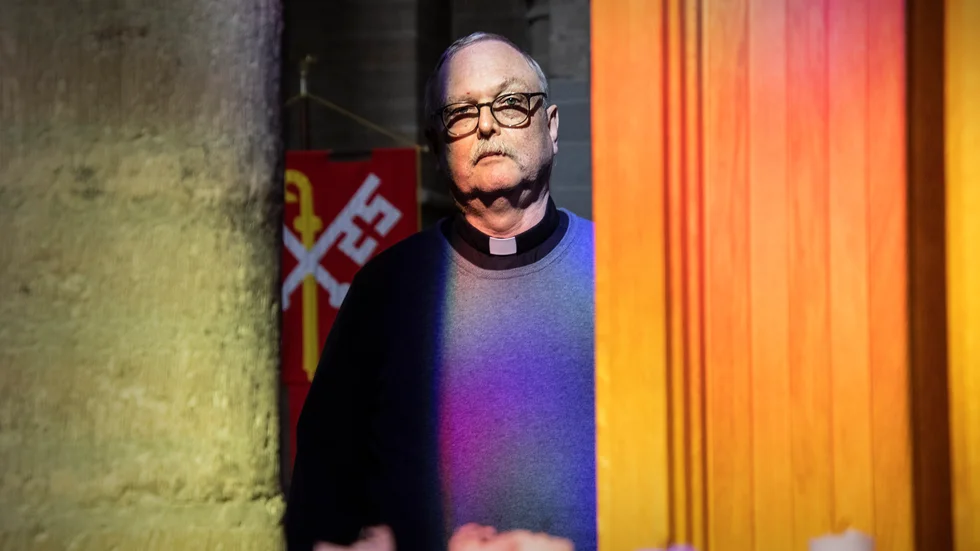 Stefan Alström (ViSK) tycker att alla har rätt att gifta sig i kyrkan och att det bör bli tvång för nya präster att viga samkönade par. "Vi alla är Guds skapelse och då kan man inte skilja på människor".