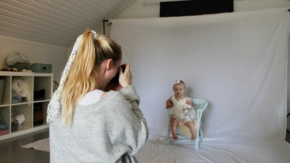 Ewelina Norrwie startade eget företag som fotograf under sommaren 2019. Här fotograferar hon dottern Miriam. 