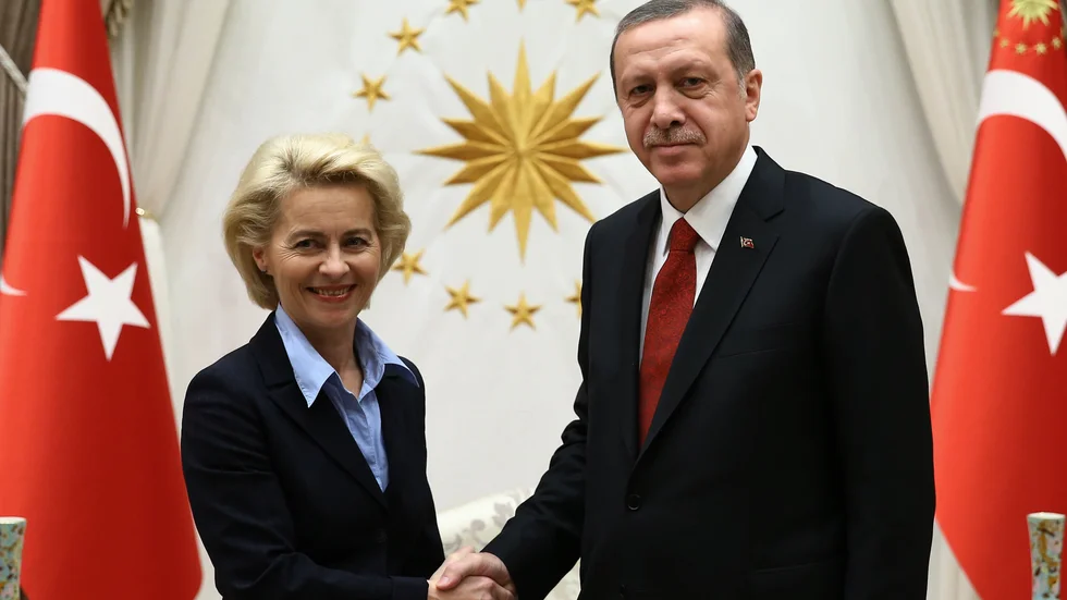 Tysklands dåvarande försvarsminister Ursula von der Leyen hälsade på hos Turkiets president Recep Tayyip Erdogan i Ankara 2015. Nu möts de igen – nu med von der Leyen som ordförande i EU-kommissionen. Arkivfoto.