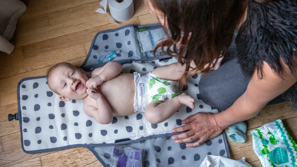 Skribenten tror att sex timmars arbetsdag skulle vara bra medicin mot Sveriges låga födelsetal.