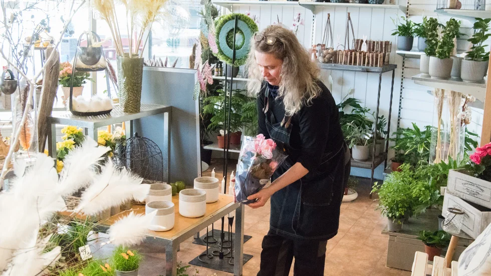 Jessica Jansson i blomsteraffären på gågatan tror att storetableringen kan ge ett positivt handlingsklimat och hoppas att folk klöper fler blommor.
