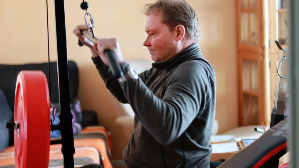Träningen och en vilja av stål blev Fredrik Johanssons väg tillbaka efter läkarnas dystra besked. En del av träningen sköter han hemma i vardagsrummet i Malå.