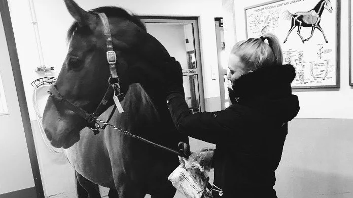 Ella Björklund och Quadro tillsammans på djursjukhuset i Strömsholm strax innan Quadro somnade in.