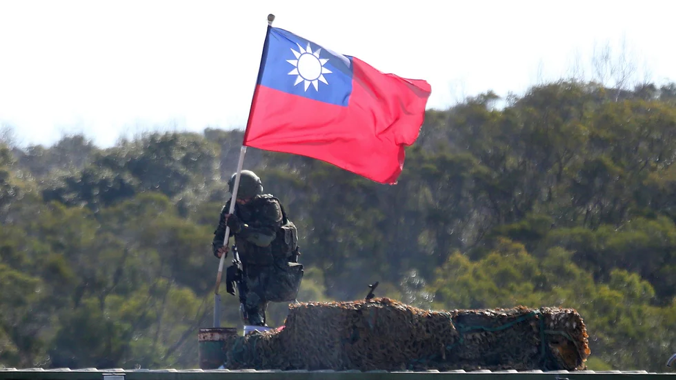 En soldat håller den taiwanesiska flaggan under en militärövning i norra Taiwan. Arkivbild.