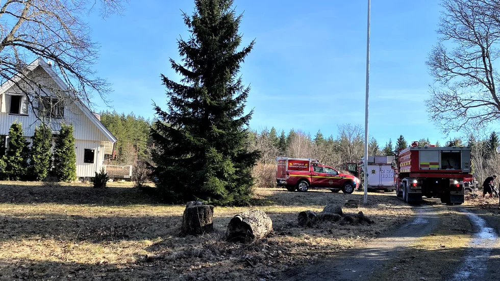 En villa i Andersby utanför Österbybruk förstördes invändigt i en brand på tisdagen. Polisen misstänker att den var anlagd.