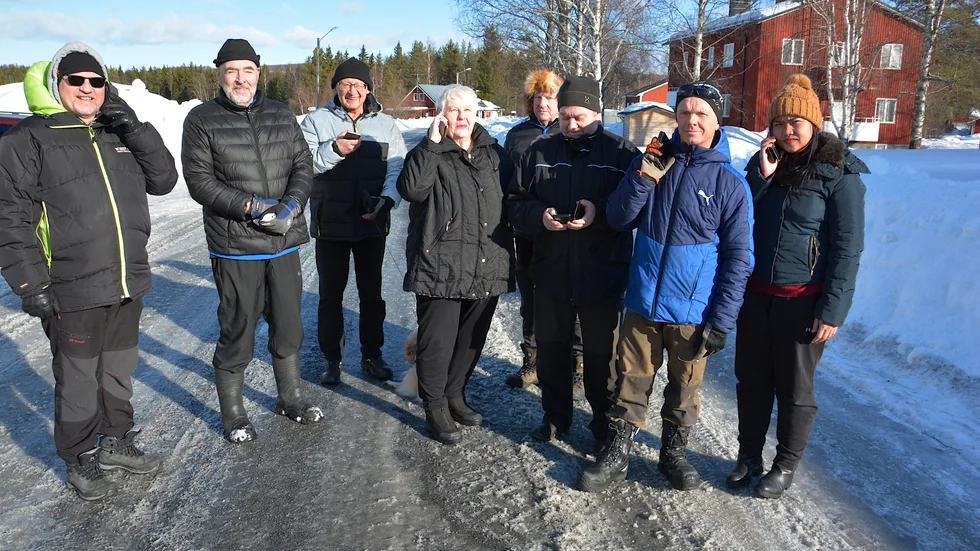 Hallå Telia?  Dags att fixa mobiltäckningen i Brännberg. Det tycker byborna Stig Enberg, Jan-Erik Wahlberg, Kalle Lindgren, Conny Enberg, Peder Bergmark, Jan Bergdahl och sambon Maturin Paengwong.
