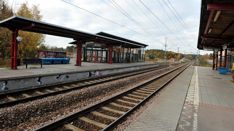 Det var just innan mannen klev av tåget i Läggesta som han ska ha spottat tågvärden i både ansiktet och på halsen. "Straffskalan för ofredande är böter eller fängelse i högst ett år. Ofredande av den här typen brukar normalt stanna vid dagsböter", säger åklagaren Frida Hamberg som väckt åtal. 