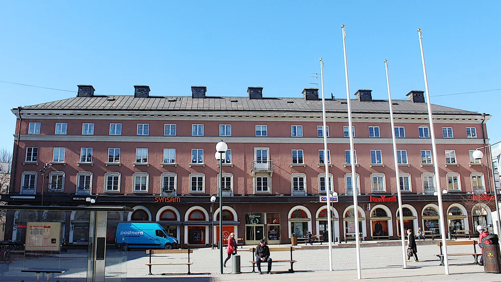 Delfinpalatset ritades av Axel Brunskog och stod klart 1927. Byggnaden ska skyddas i den nya detaljplanen, men det blir tillåtet att inreda lägenheter på vinden.