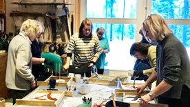 Foto från "Bildlärardygnet" i januari 2020. Bildlärare på workshop i Laxforsen hos skulptör Lena Kriström.