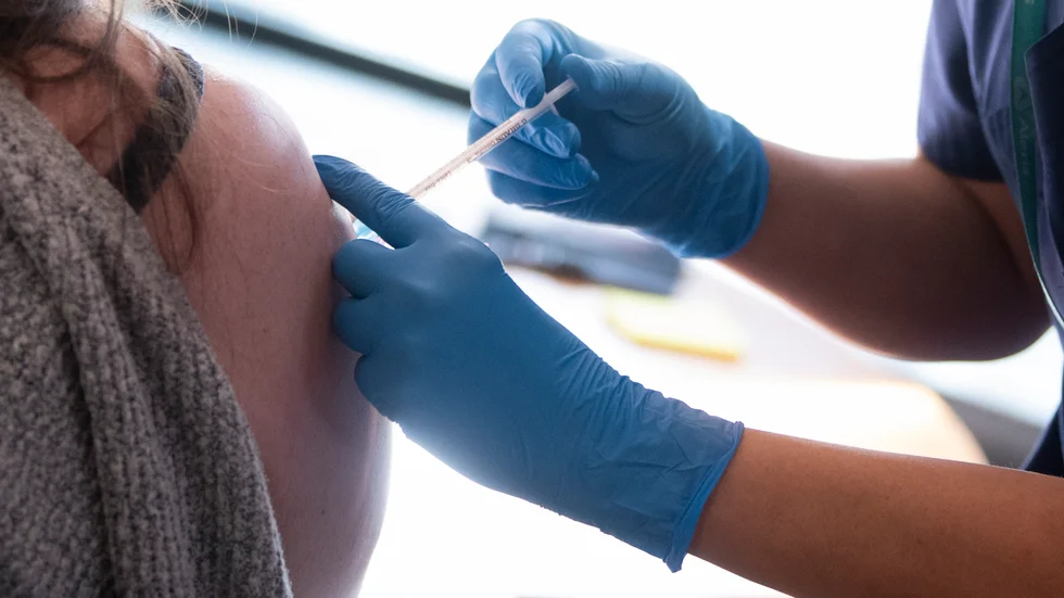 Personer med Downs syndrom har avbokats från vaccinering sedan prioriteringen av äldre skärpts, rapporterar Sveriges Radio Ekot. Arkivbild.