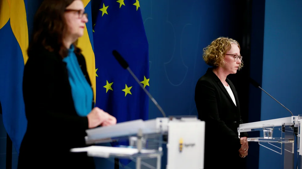 Utbildningsminister Anna Ekström och Britta Björkholm, avdelningschef på Folkhälsomyndigheten håller en digital pressträff i Rosenbad. Fjärr- och distansundervisning för elever i gymnasieskolan upphör från den 1 april.