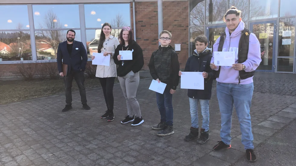 Mattias Griph ihop med elever med sina brev. Från vänster Elin Björklund, Tindra Gudomlund, Matteo Samuelsson, Dennis Maskåll och Reza Al-atawa.