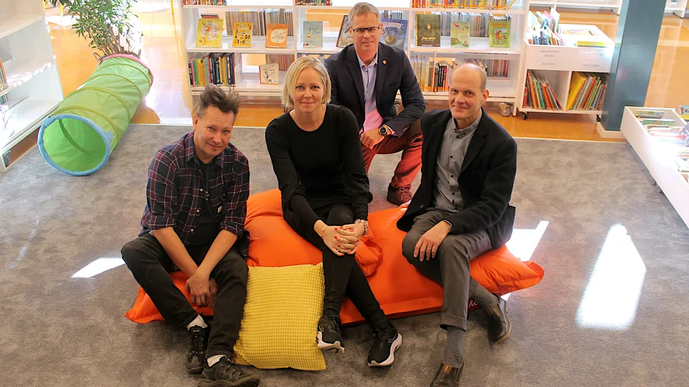 Tony Melander, bibliotekschef, Mia Hallonsten, samordnare biblioteket, Johan Wernström, bildningschef och Göran Fältgren (S) ordf kultur- och utbildningsnämnden mitt i barnavdelningen i det nyinredda biblioteket.