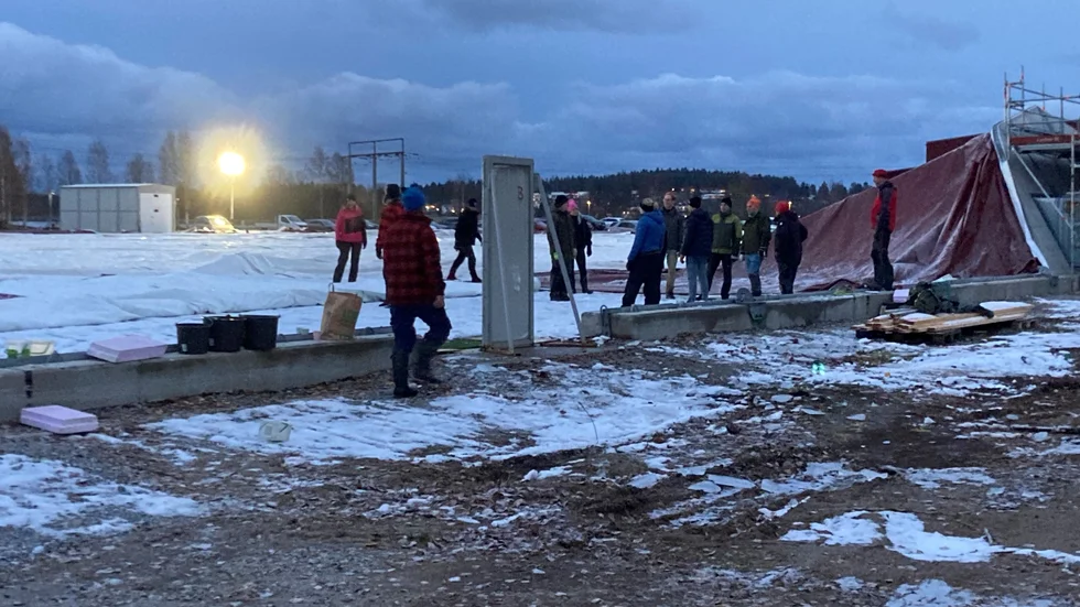 Arbetet med att få upp "ballongen" pågick sent tisdag kväll