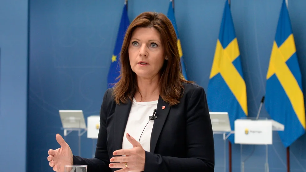 Mellan sju och tio procent av lönegarantin kan vara felaktiga utbetalningar, enligt arbetsmarknadsminister Eva Nordmark (S). 