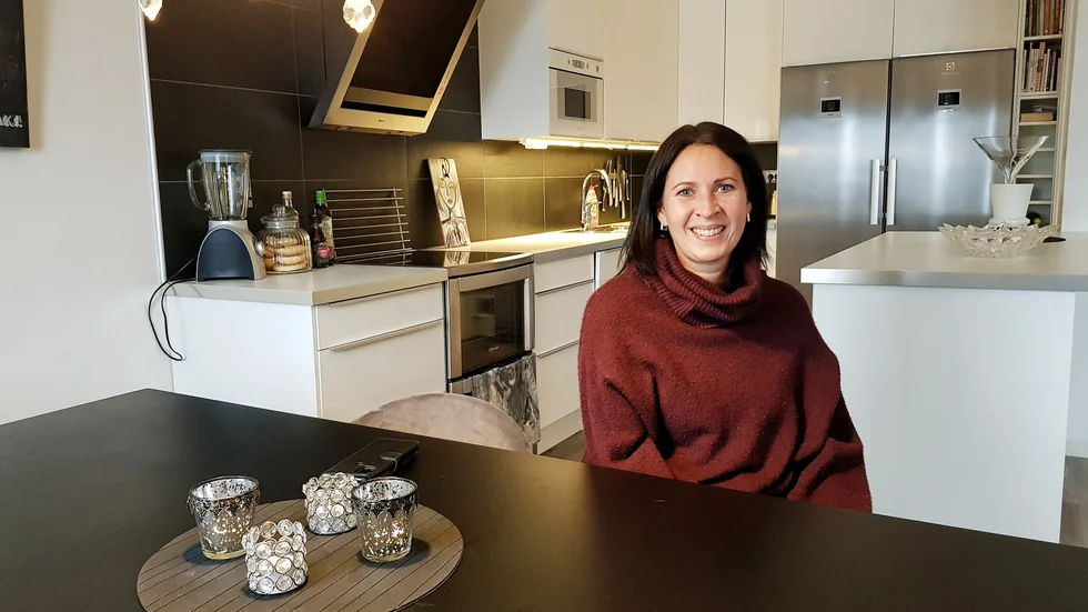 Annika Eriksson bor i en bostadsrätt på Larssons gränd där priserna ökat med 32 procent de senaste två åren. "Då kanske man ska sälja snart", säger hon lite skämtsamt.
