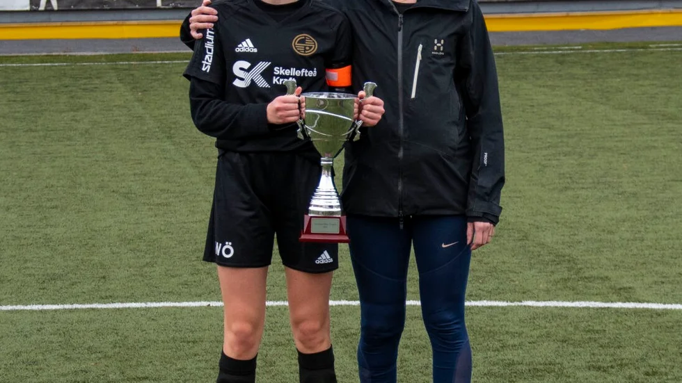 Lagkaptenen Wilma Östlund och prisutdelare Alexandra Nilsson efter segern i F15-klassen i NET.