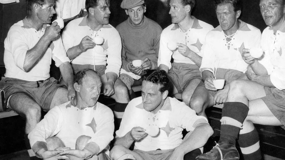 Gunnar Nordahl, sittande tvåa från vänster, i en klassisk IFK-bild från det gyllene 40-talet.