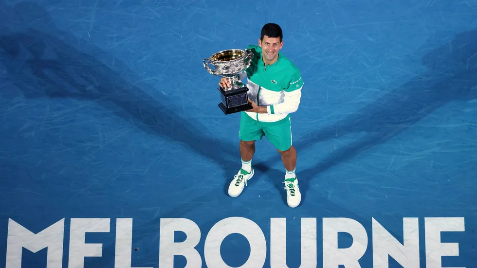 Novak Djokovic vill inte säga om han vaccinerat sig eller inte. Det kan ställa till det om han vill försvara titeln vid Australian Open nästa år. Arkivbild från när han vann 2021.
