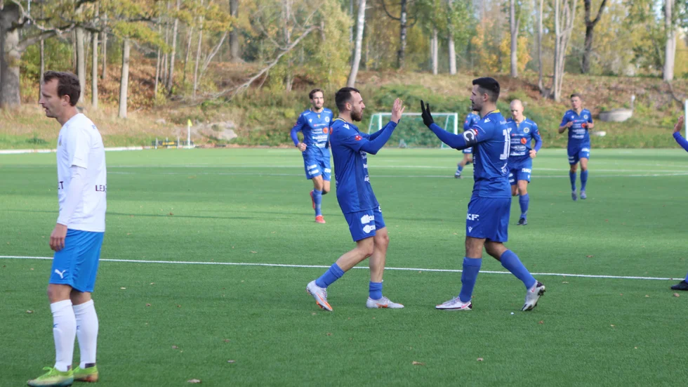 VFC-glädje. Eldin Lugonja på väg för att uppvakta Vedran Benca efter hans 1-0-mål.