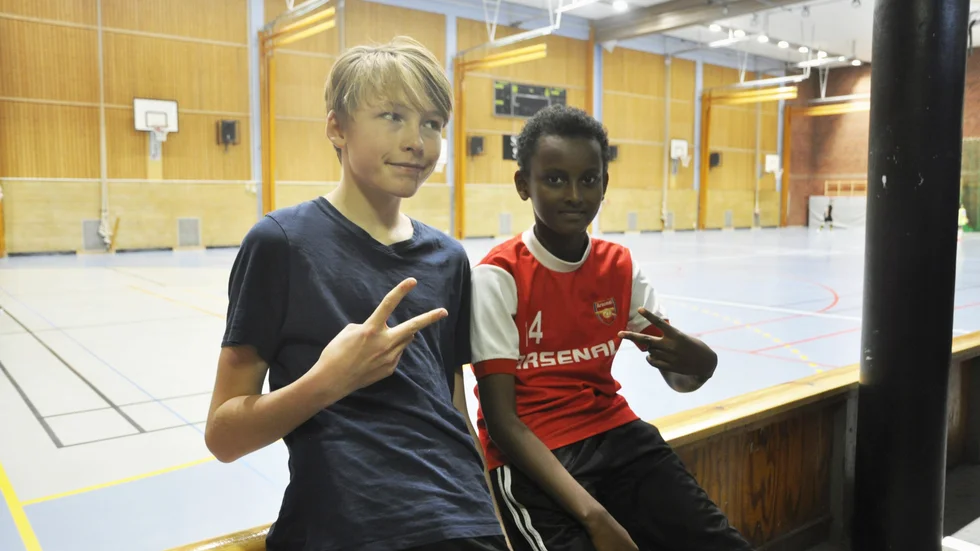 Alexander Olsson och Abdimalik Mohammed spelade fotboll under lördagen på Disco Ball Night. 