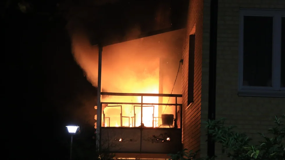 Klockan 19.19 kom ett larm från SOS alarm om en brand i ett flerfamiljshus i Sävja, Uppsala.