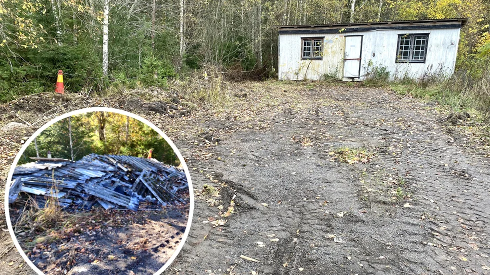 Ett dumpat eternittak i skogen ledde till en anmälan till kommunen. På torsdagsförmiddagen var eternithögen bortforslad. Bara däckspåren var kvar.