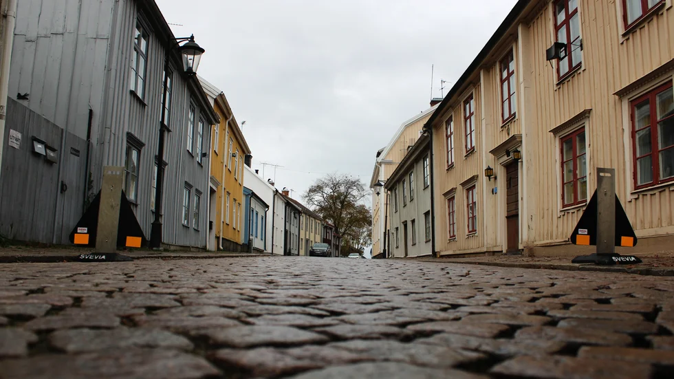 Hög tid att Vimmerby följer grannkommunernas exempel och tar fram en träbyggnadsstrategi, menar föreningen Bevara Vimmerby. "Snart är det bara Vimmerby kommun i Smålands trähusindustriregion som inte antagit en sådan strategi trots att det är en viktig fråga kulturellt, industriellt och ur miljöaspekt", skriver föreningens ordförande Mikael Sandström.