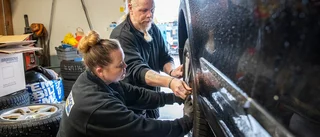 Varning inför vinterns däckbyte – elbilen kan börja brinna om du lyfter den fel
