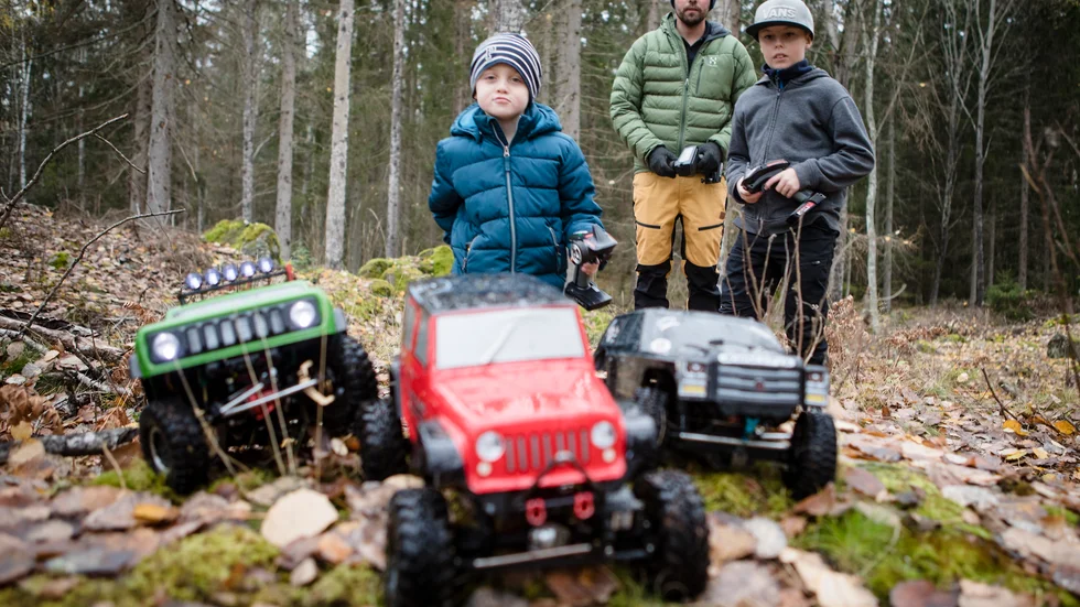 Winston Planken, Julian Planken och Liam Samuelsson får mycket frisk luft och motion när de är ute och tränar i skogen. Dessutom får de uppleva mycket när de åker runt och kör på många olika platser i Sörmland. Det bästa stället är Stendörren.