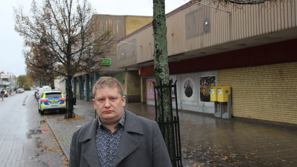 Postnords flytt av paketutlämningen från centrum av Tierp till ett handelsområde en bit utanför har lett till irritation och oro hos Pär Tyskling och flera andra Tierpsbor som engagerat sig i frågan.