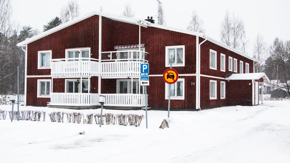 Insändarskribenten tycker att Pitebo gör fel som säljer ut sina hyresrätter på landsbgden.