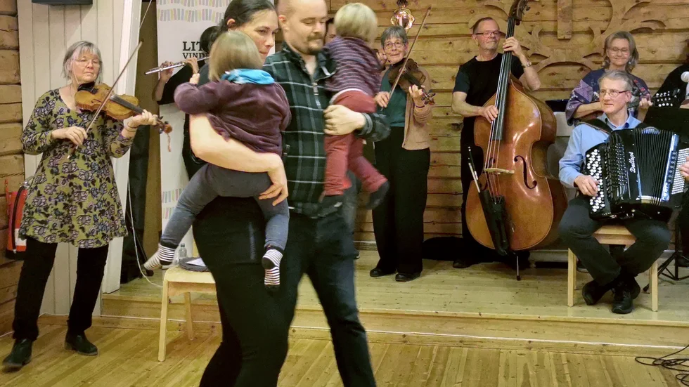 Magnus Karlsson och Harleen Kalkat dansade polka med barnen Astrid och Selma i famnen.