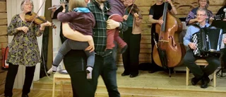 Taket nästan lyfte när spelmännen drog igång • Magnus och Harleen dansade polka med barnen