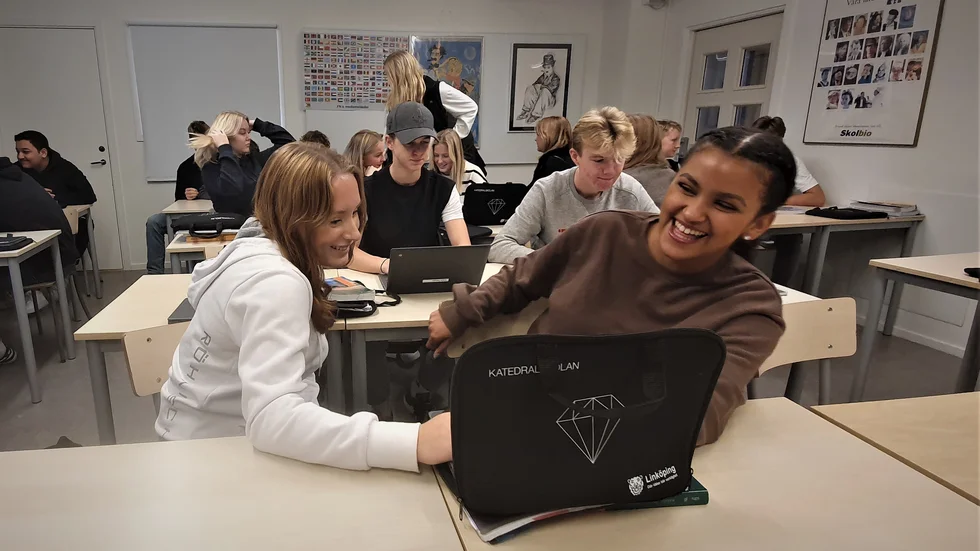 Cecilia Sneelooper Andersson och Lulia Tekeste går första året på Natur på Katedral. Båda vill jobba inom vården i framtiden, kanske som läkare. Ska läkare som gör fel namnpubliceras? "Nej" tyckte båda. "Det beror på", svarade jag, alla fall är olika. 